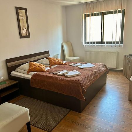 Aranykakas Etterem Es Panzio Bed & Breakfast Sindominic ภายนอก รูปภาพ