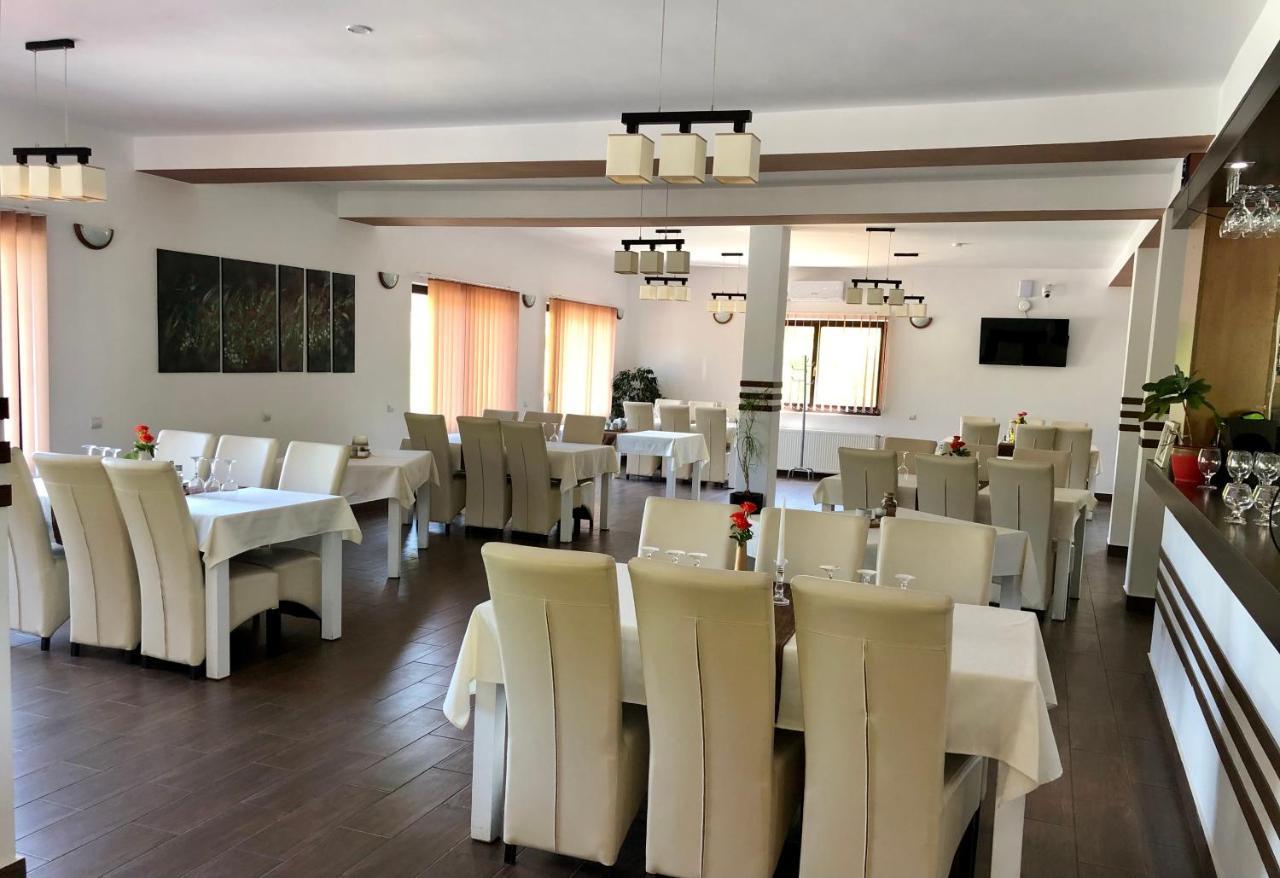 Aranykakas Etterem Es Panzio Bed & Breakfast Sindominic ภายนอก รูปภาพ