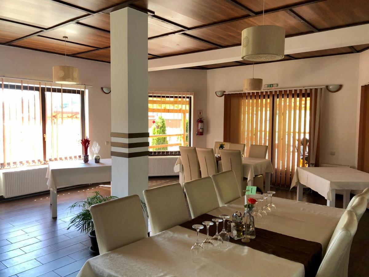 Aranykakas Etterem Es Panzio Bed & Breakfast Sindominic ภายนอก รูปภาพ