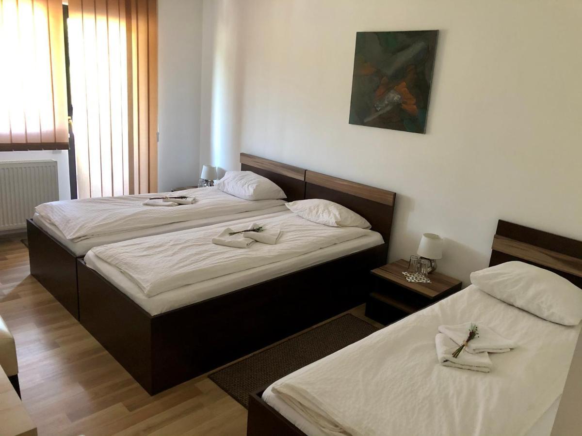 Aranykakas Etterem Es Panzio Bed & Breakfast Sindominic ภายนอก รูปภาพ