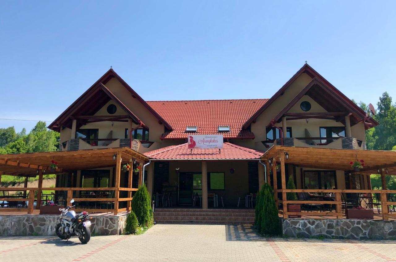 Aranykakas Etterem Es Panzio Bed & Breakfast Sindominic ภายนอก รูปภาพ