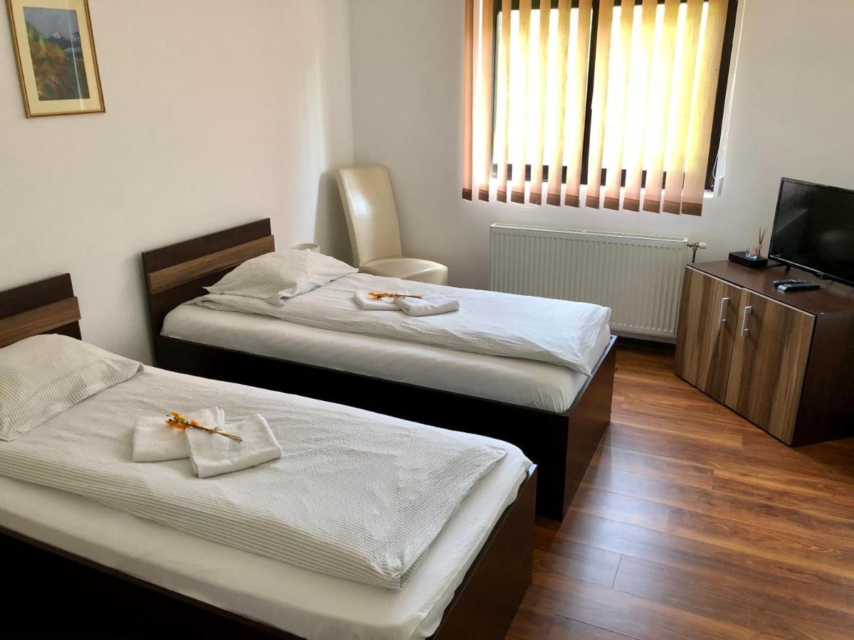 Aranykakas Etterem Es Panzio Bed & Breakfast Sindominic ภายนอก รูปภาพ
