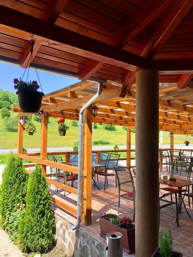 Aranykakas Etterem Es Panzio Bed & Breakfast Sindominic ภายนอก รูปภาพ