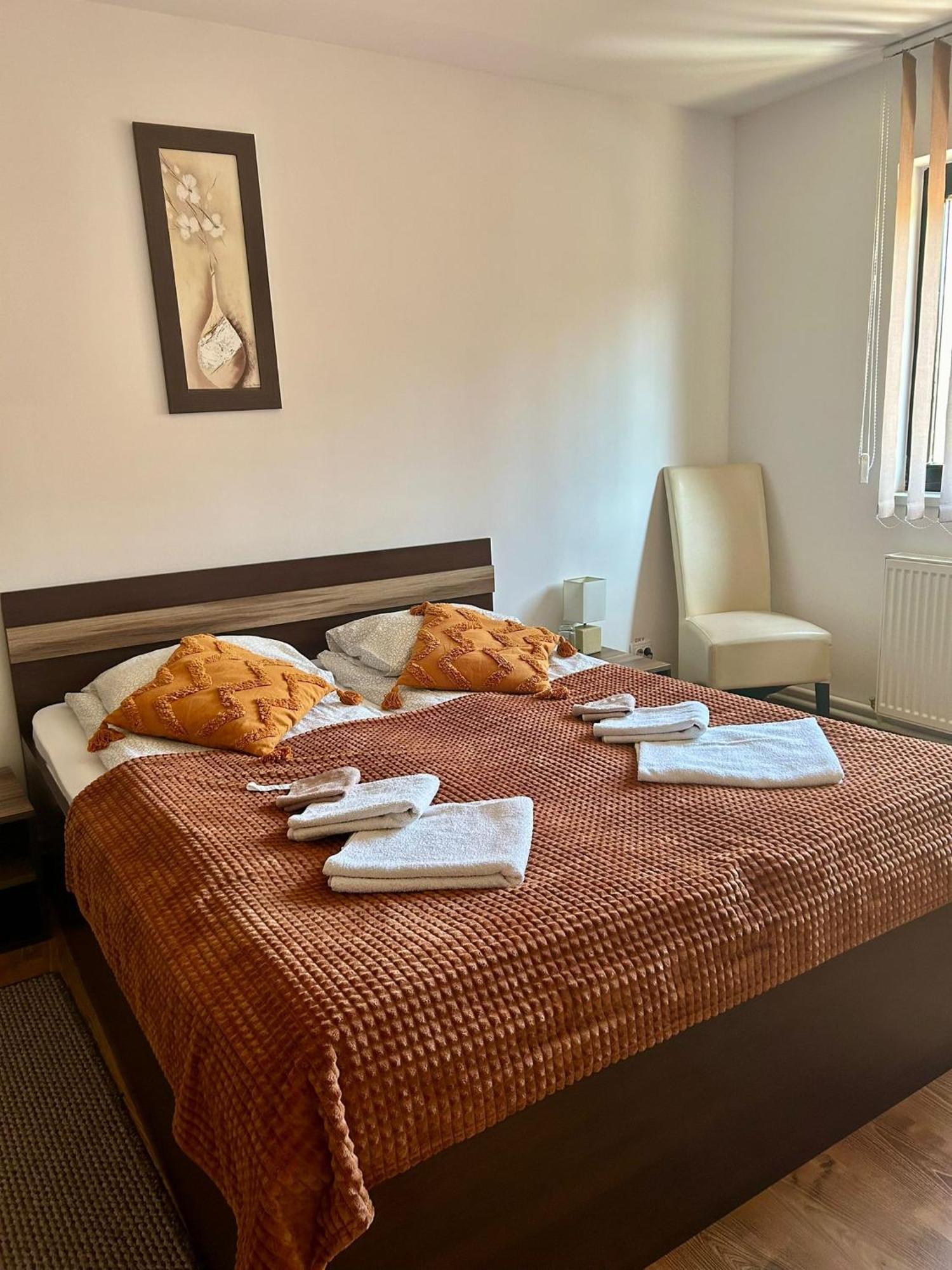 Aranykakas Etterem Es Panzio Bed & Breakfast Sindominic ภายนอก รูปภาพ