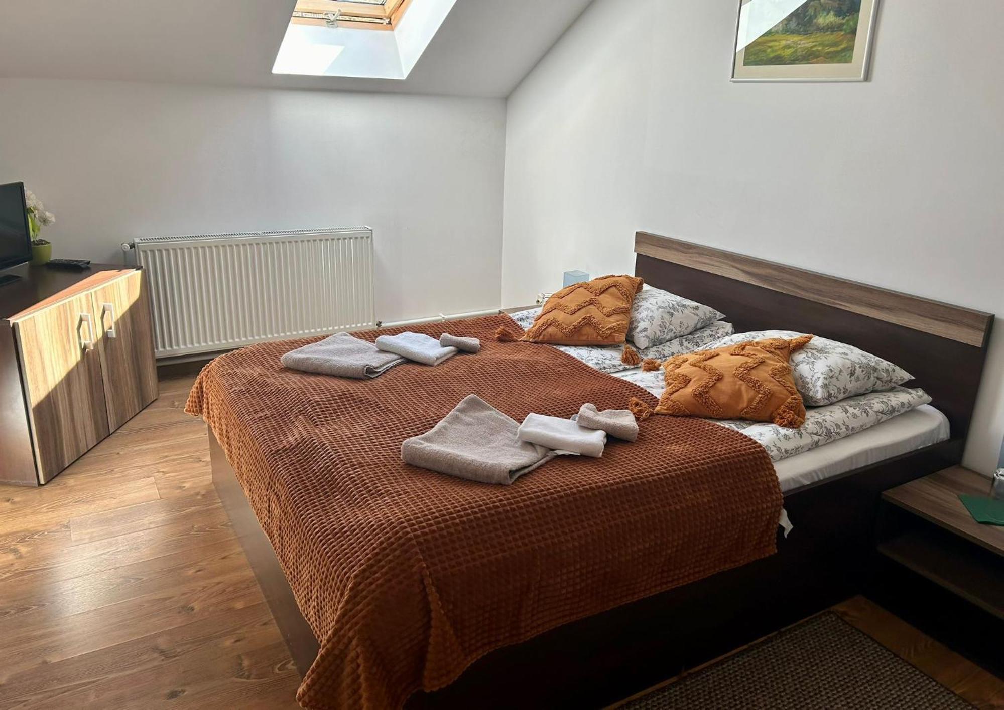 Aranykakas Etterem Es Panzio Bed & Breakfast Sindominic ภายนอก รูปภาพ